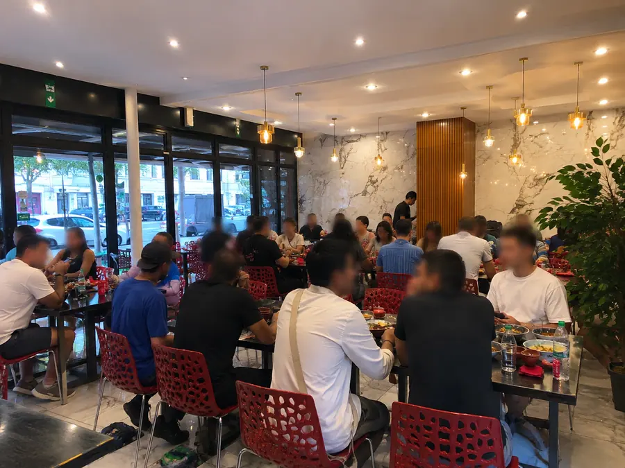 Salle réelle du restaurant Ciloc Djawad à Paris 11e, service et chaises rouges